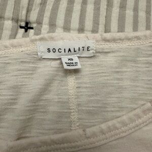 Socialite XS distressed tee